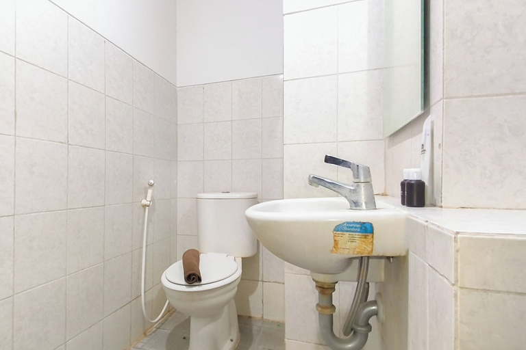 Bathroom, Comfy Minimalist Studio Room At Suncity Residence Apartment, Sidoarjo