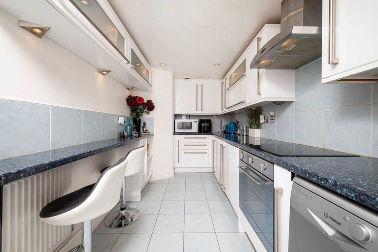 Room 4, Luxury Chelsea Flat Near Museums, London