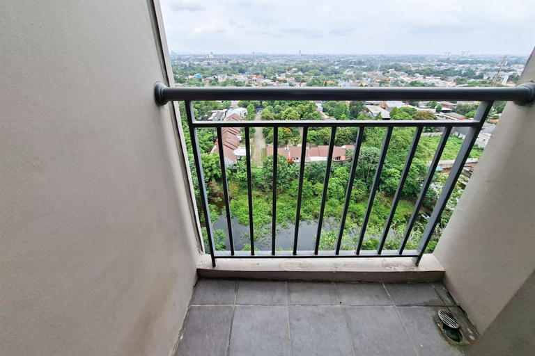 Balcony, Spacious And Warm Combined Studio Room At Apartment Serpong Greenview, Tangerang