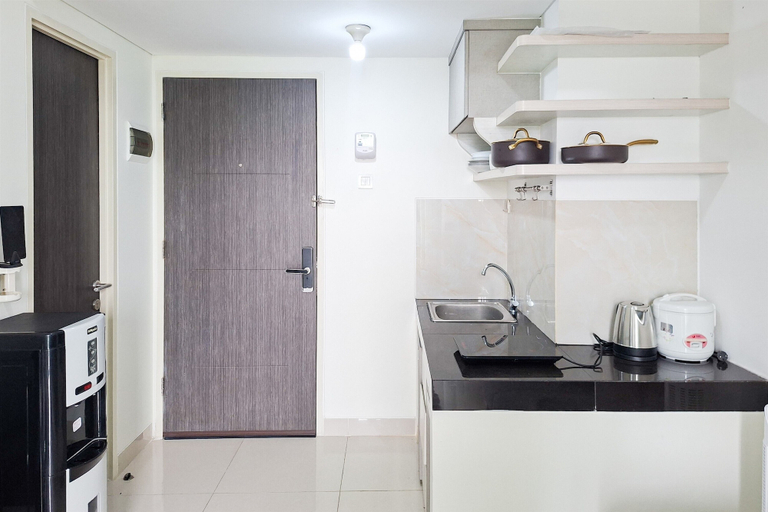 Interior 5, Homey And Roomy 2Br At Apartment Serpong Garden, Tangerang