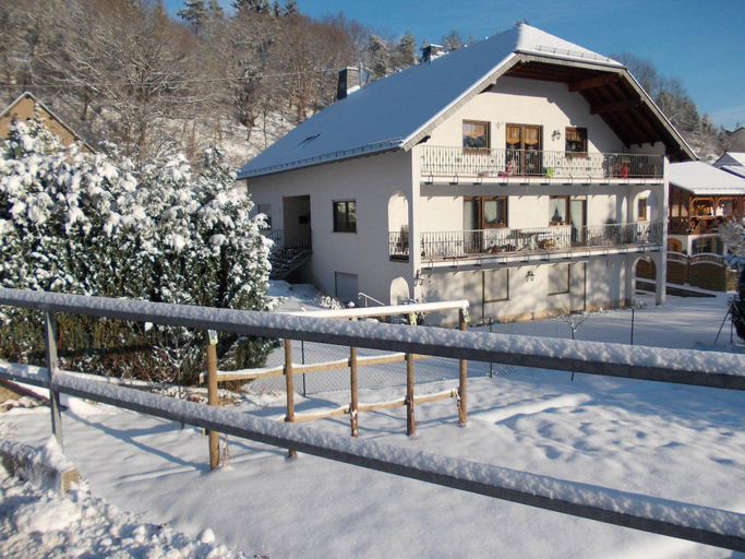 Exterior & Views 2, Erdgeschosswohnung in Ruhiger Lage, Vulkaneifel