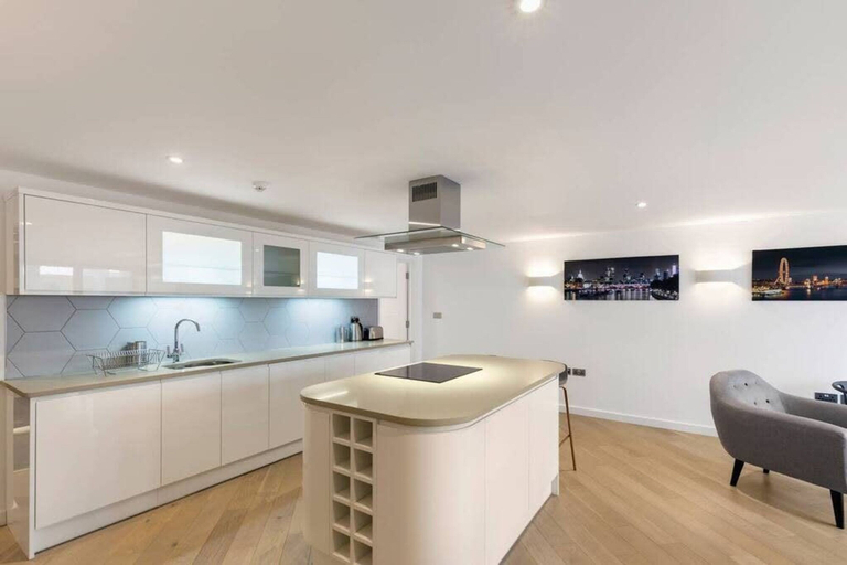 Room 2, Bright 1 Bedroom Apartment in London, London