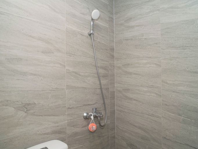 Bathroom 2, Chic Brown Touch Studio At Apartment Collins Boulevard, Tangerang