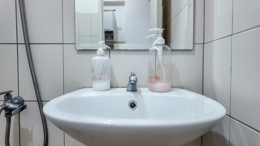 Bathroom 4, Apartemen Riverview Tower Mahakam with NETFLIX by UVroomsOfficial, Cikarang