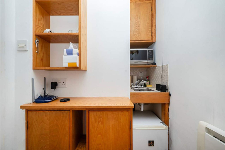 Room 5, Compact Studio in Vibrant Pimlico, London
