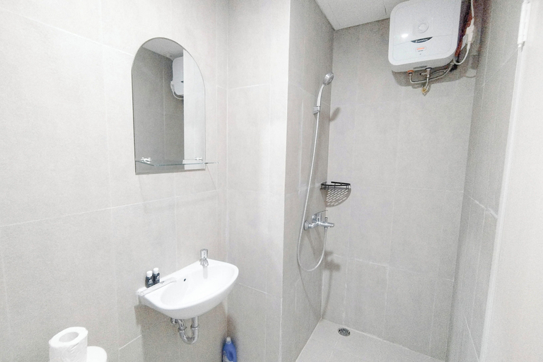 Bathroom 2, Japanese Style Studio At Kyo Society Apartment, Surabaya
