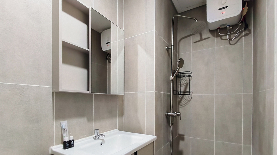Bathroom, Studio Minimalist And Relaxing At Kyo Society Apartment, Surabaya