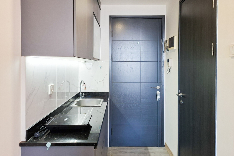 Private kitchen 5, Splendid Warm Studio Room At Apartment Collins Boulevard, Tangerang