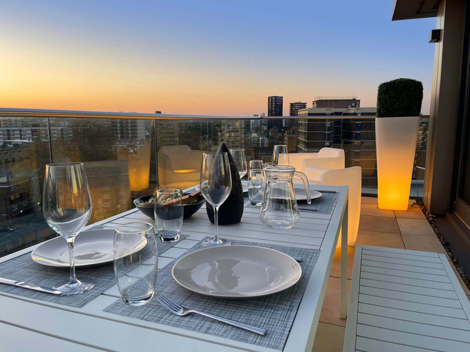 Room 4, Stylish Penthouse With London Views, London