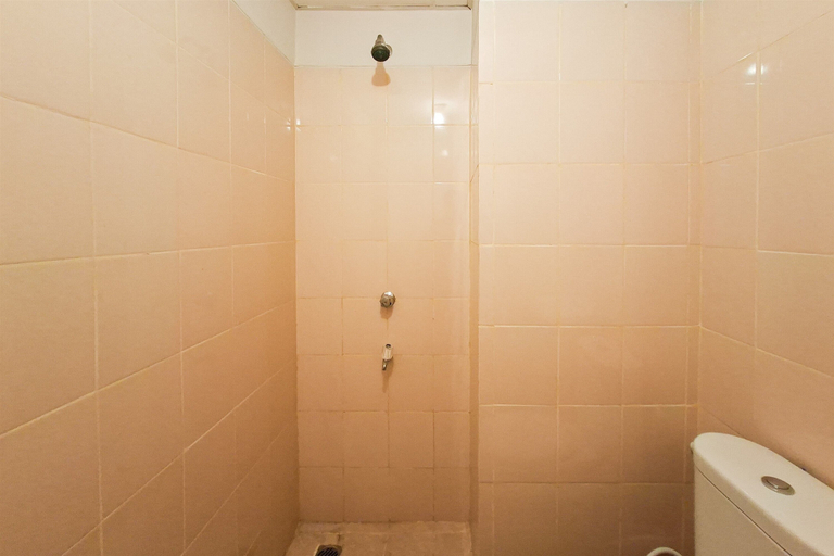 Bathroom 2, Spacious And Warm Combined Studio Room At Apartment Serpong Greenview, Tangerang