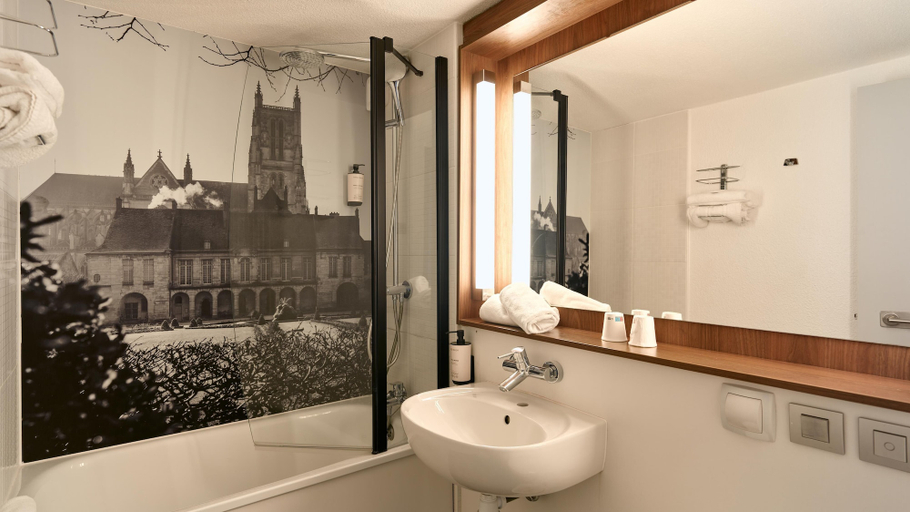 Bathroom 4, Campanile NATURE - Meaux, Seine-et-Marne