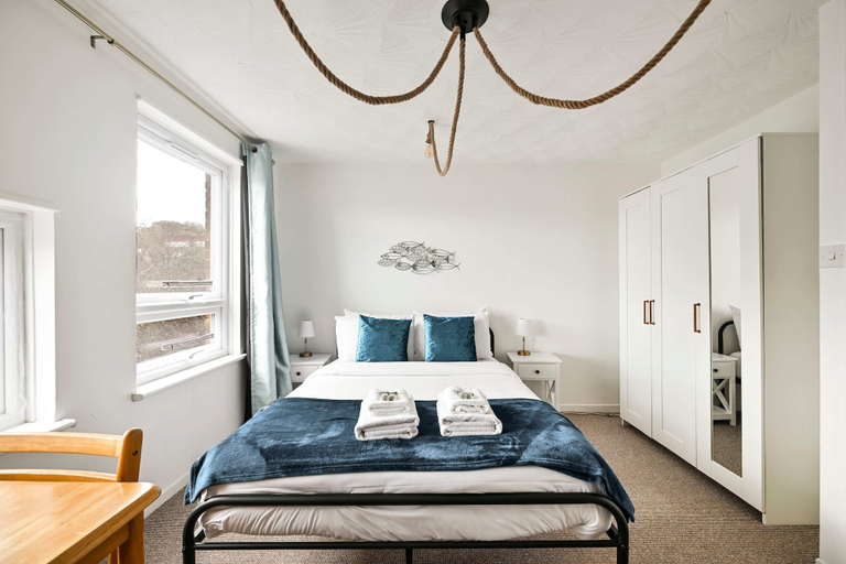 Room 5, Spacious 5-bedroom Family Home in Greenwhich, London