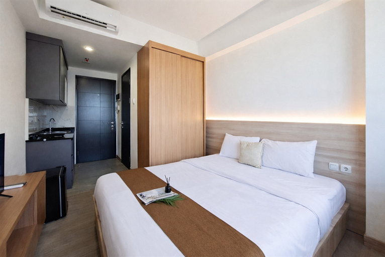 Room 3, Splendid Warm Studio Room At Apartment Collins Boulevard, Tangerang