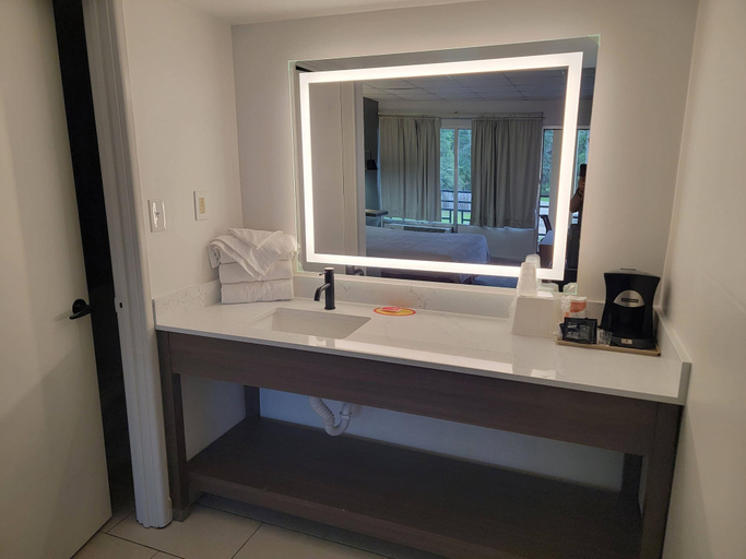 Bathroom 4, Quality Inn Perry, Taylor