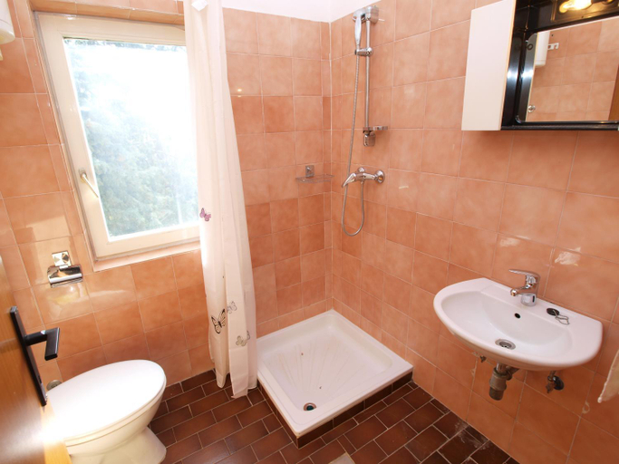 Bathroom 2, Apartment 722, Medulin