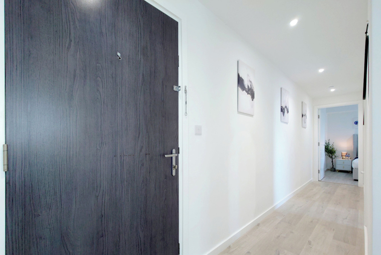 Interior 2, Deluxe Serviced Three Bedroom Apartment, London