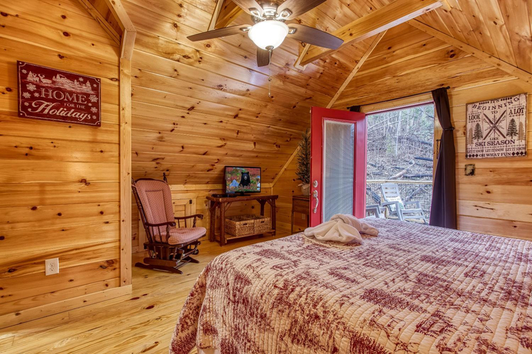 Bedroom 2, Christmas Bear, Sevier