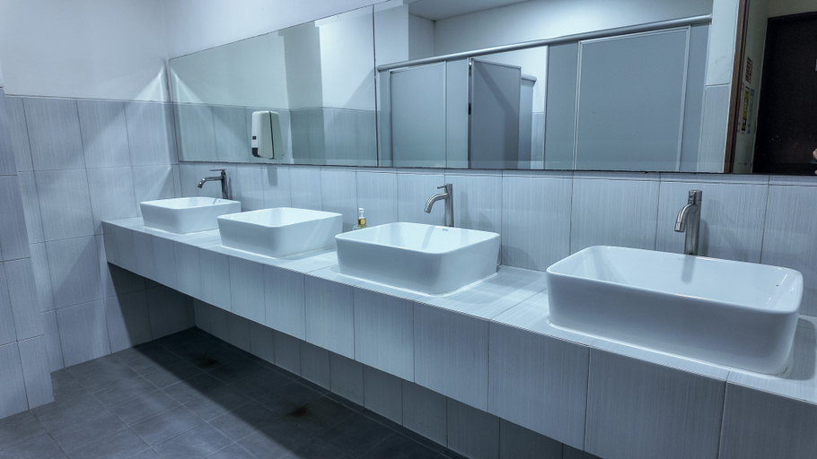 Bathroom 3, Apartemen Riverview Tower Mahakam by.UVrooms, Cikarang