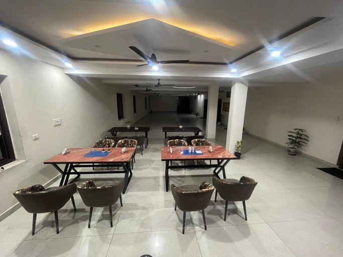 Food & Drinks 4, Hotel JCM Chintpurni, Una