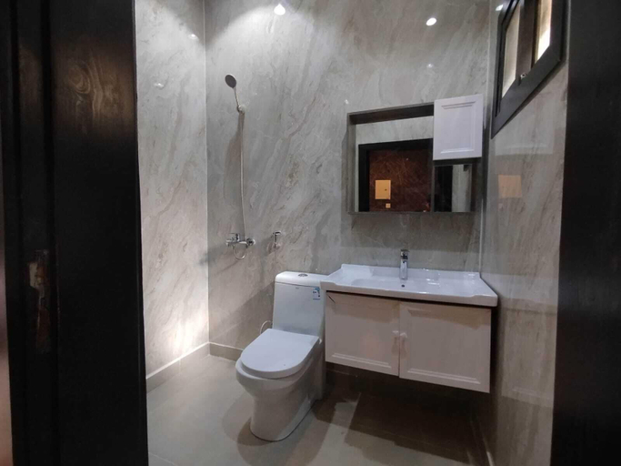 Bathroom 2, Avenor Apartments J2 – Studio with Self Check-in & Private Entrance | Al Hamdaniyah