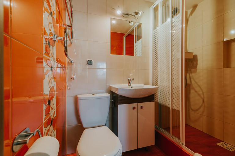 Bathroom 2, FAMILKA, Puck