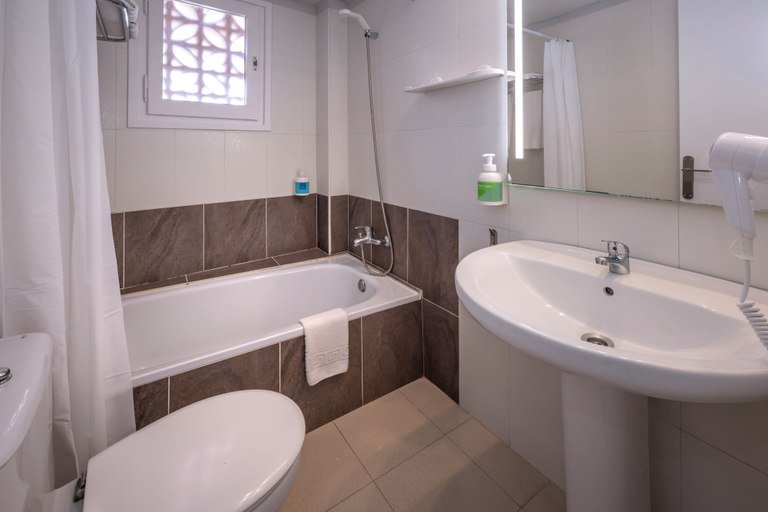 Bathroom 4, Hotel GHT Simeón, Girona