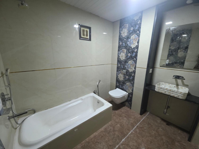 Bathroom 2, The Wayside Inn, Raigarh