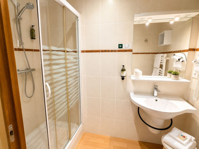 Bathroom 4, L'Escapade, Indre