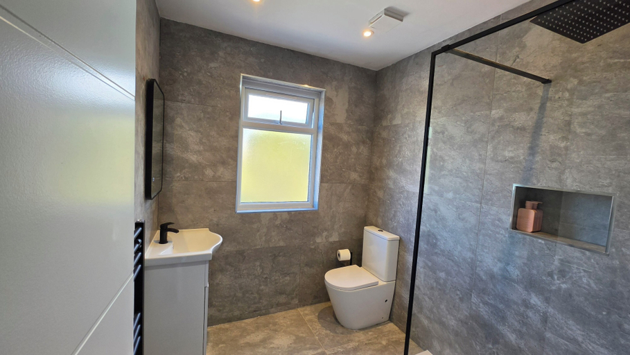 Bathroom 3, Awesome Flat Harrow Town Centre, London