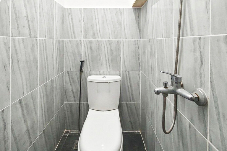 Bathroom 3, Nay Guesthouse 2 Kartasura RedPartner, Sukoharjo