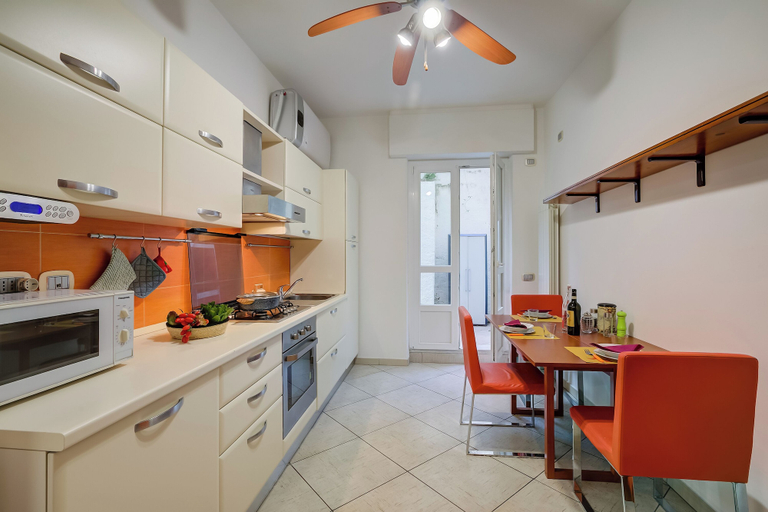 Private kitchen 5, Verbena with parking 500m from the sea, Savona