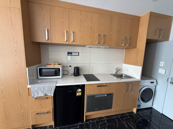 Others 5, Goodview Hotel, Waitakere