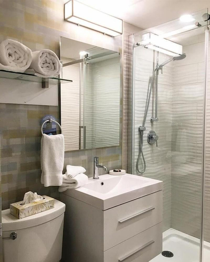 Bathroom 4, Oak Island Resort & Conference Centre, Lunenburg