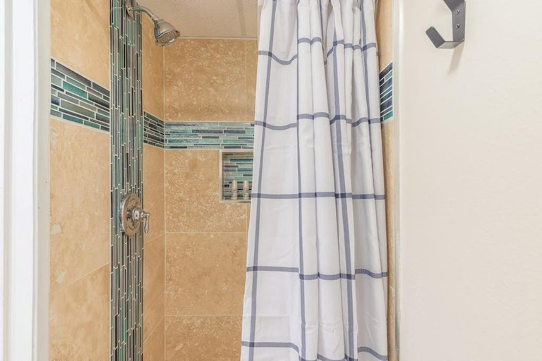 Bathroom, Kona Islander Inn 112, Hawaii