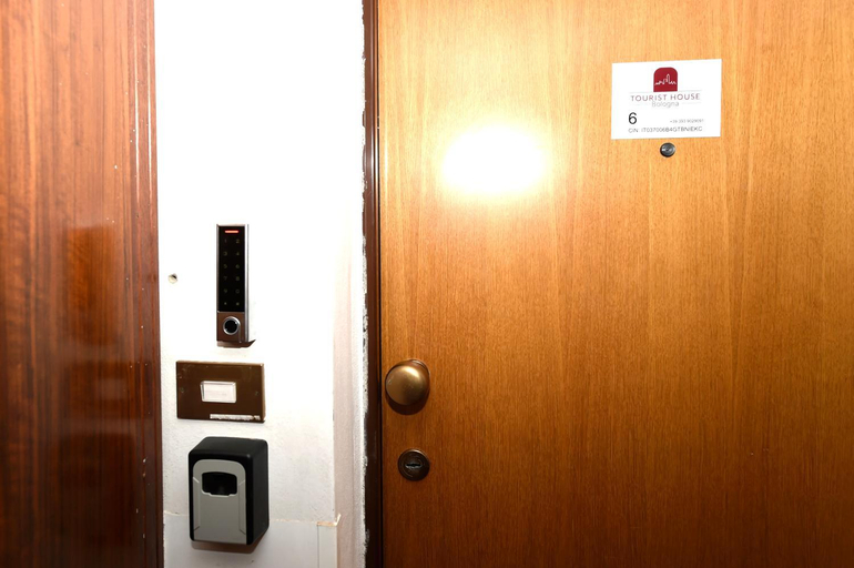 Others 4, 8- Tourist House Bologna - Light House - Self check-in, Bologna