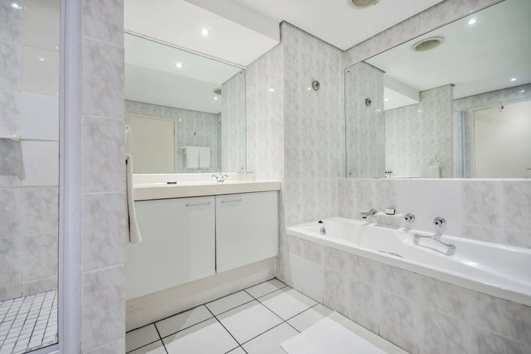 Bathroom 5, Dolphin Beach Hotel, City of Cape Town