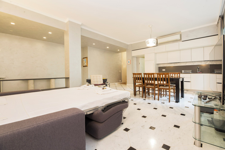 Others 5, Spacious flat with Balcony, Genova