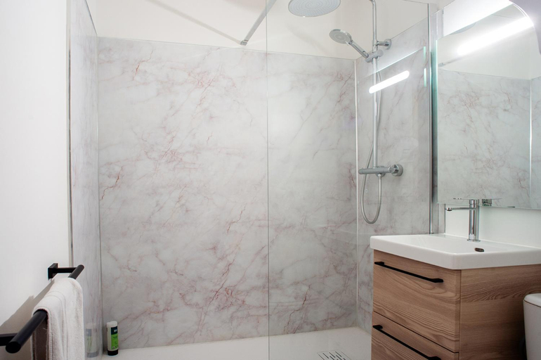 Bathroom 3, Logis Hotel Restaurant Les Fontaines, Côtes-d'Armor