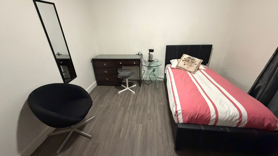 Room 5, Private Room Downtown with Kitchenette, Division No. 11