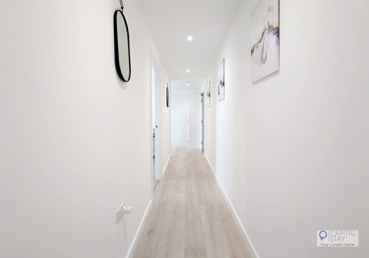 Interior 5, Deluxe Serviced Three Bedroom Apartment, London