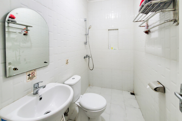 Bathroom 3, Urbanview Hotel Segiri Syariah Samarinda, Samarinda