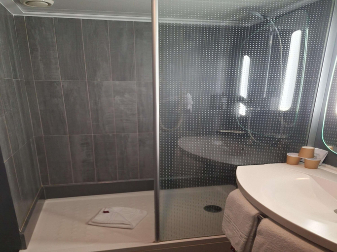 Bathroom 5, ibis Setubal, Setúbal