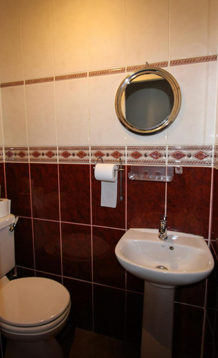 Bathroom 4, Hyde Park Court Hotel, London