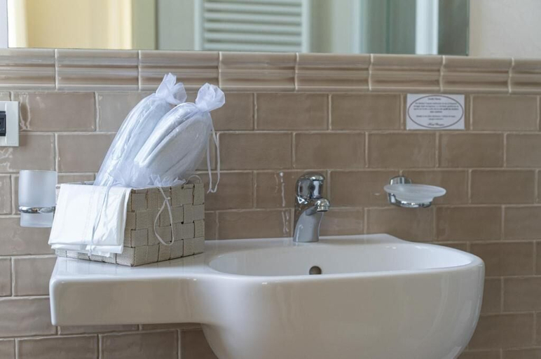 Bathroom 4, Hotel Olimpia, Lucca