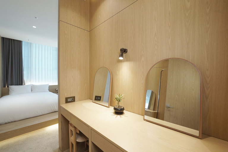 Room 4, UH Suite The Seolleung, Gangnam