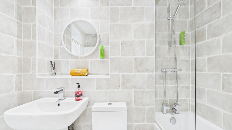 Bathroom 4, Footsteps - 2 Bedroom Apartment - Saundersfoot, Pembrokeshire