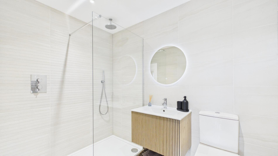 Bathroom 4, No. 4 Croft House - Luxury 2 Bed Apartment - Tenby, Pembrokeshire