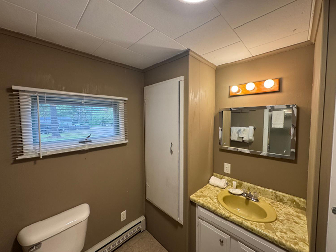 Bathroom 3, St. Croix Inn Solon Springs, Douglas