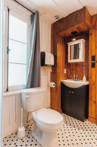 Bathroom 3, Auberge de l'Ouest, Portneuf
