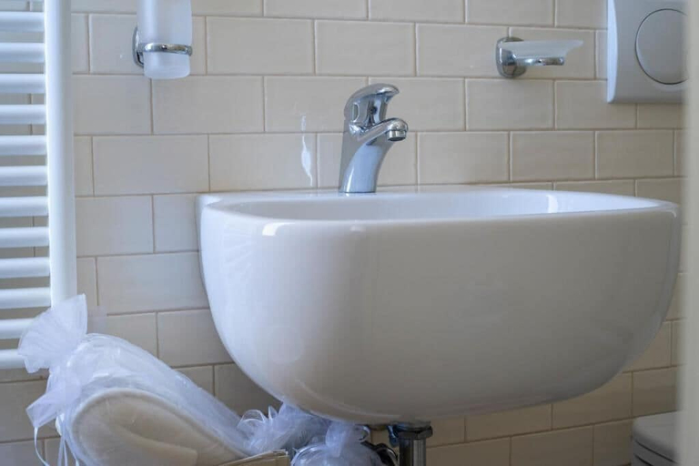 Bathroom 4, Hotel Olimpia, Lucca